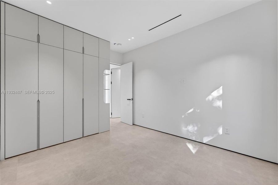 Spacious, unfurnished interior of a new home in , Miami Springs (Image 25).