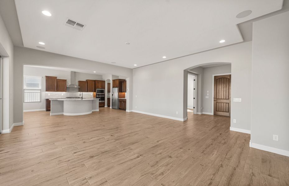Spacious, unfurnished interior of a new home in Sun City Anthem at Merrill Ranch, Florence (Image 23).