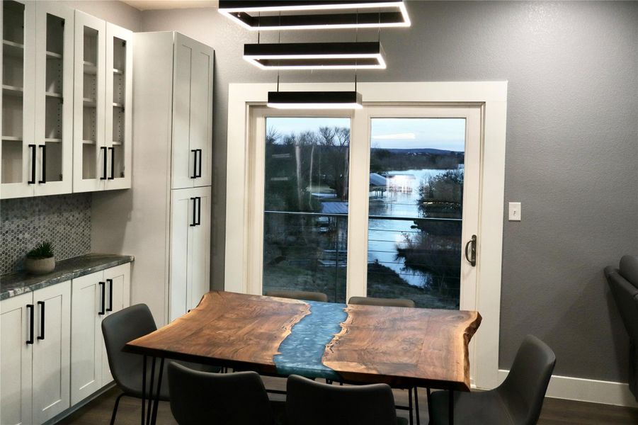 Enjoy dining with a view of the lake and wildlife! Enjoy dining with a view of the lake and wildlife!