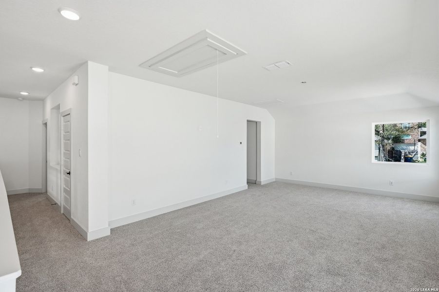 Spacious, unfurnished interior of a new home in Buffalo Crossing, Cibolo (Image 41).