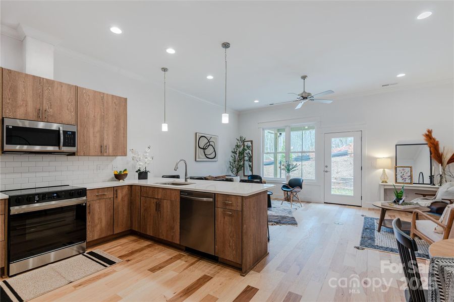 Model (Photo Similar)