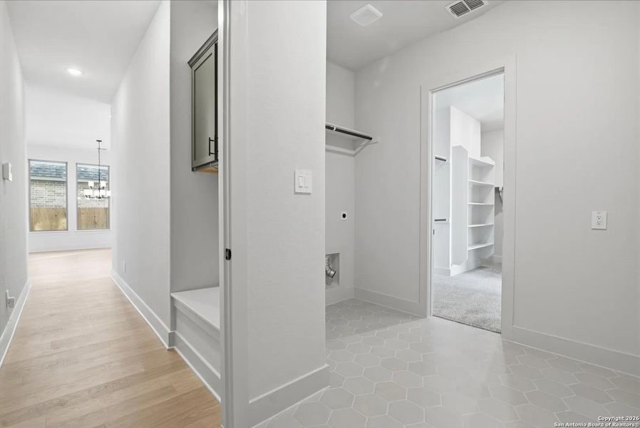 Spacious, unfurnished interior of a new home in Haby Hill 60s, San Antonio (Image 49).