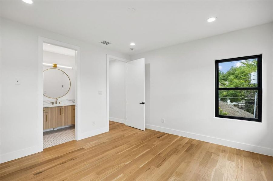 Spacious, unfurnished interior of a new home in , Dallas (Image 19).