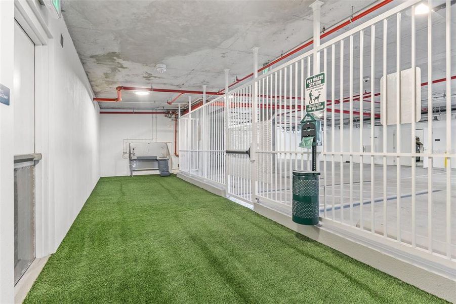 Exterior details and patio area of a home in , St. Petersburg (Image 28).