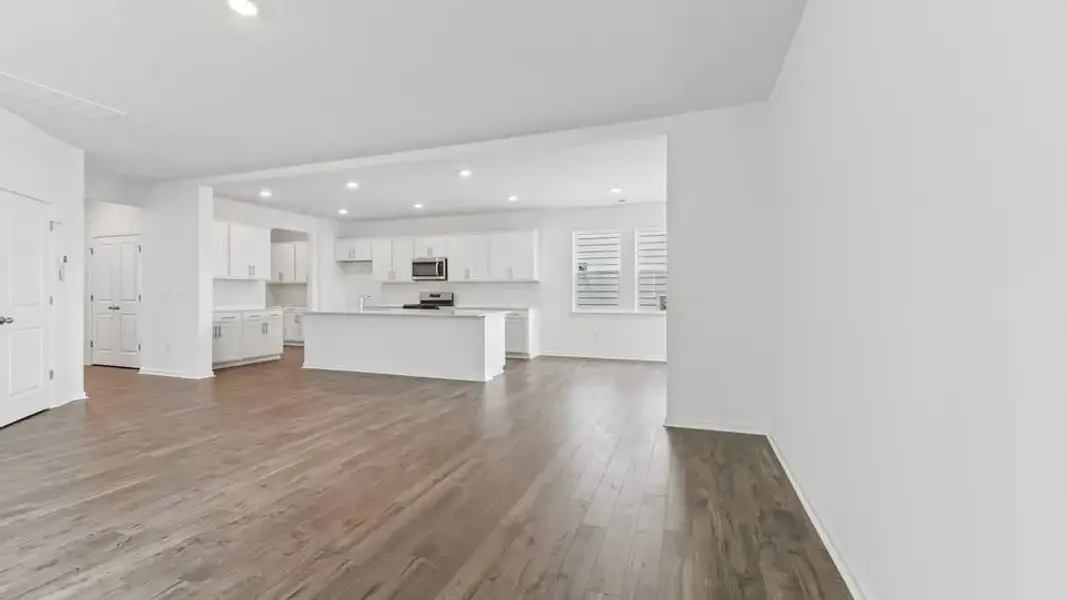 Spacious, unfurnished interior of a new home in Collins Ridge, Hillsborough (Image 18).