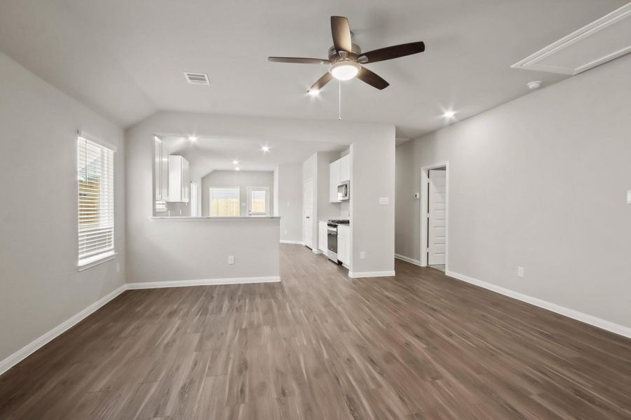 Spacious, unfurnished interior of a new home in Ridgeland Hills, Willis (Image 10).
