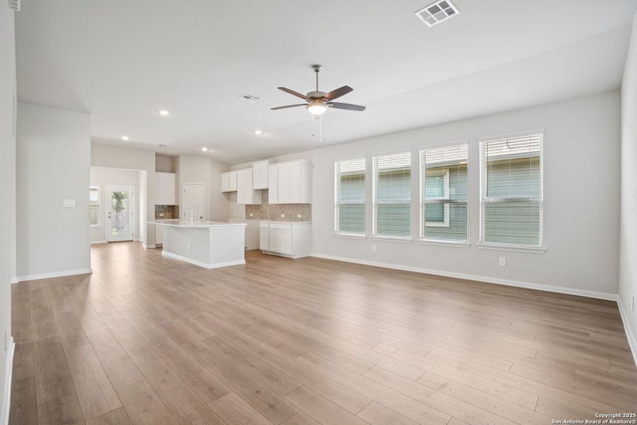 Spacious, unfurnished interior of a new home in Catalina, Converse (Image 22).