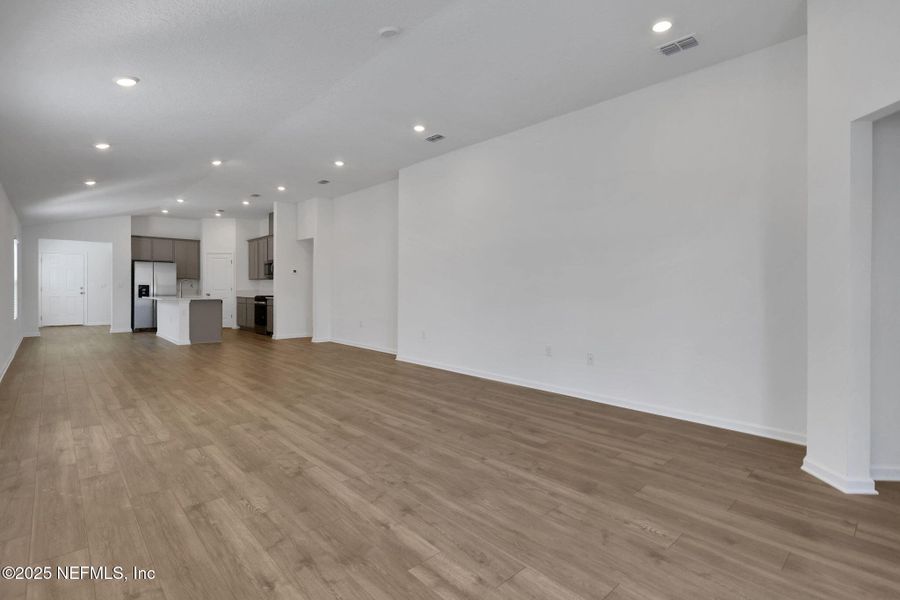 Spacious, unfurnished interior of a new home in Cedar Creek, Jacksonville (Image 27).