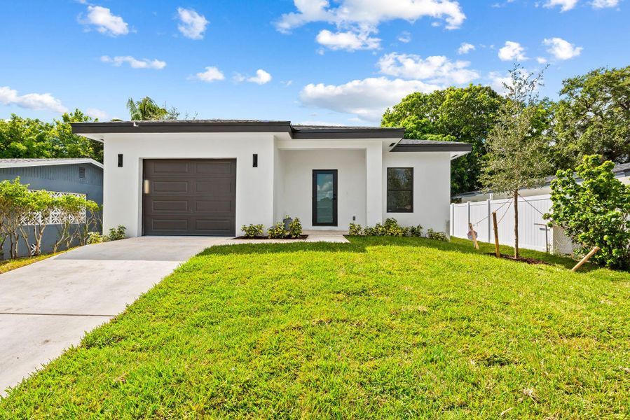 Exterior details and patio area of a home in , Fort Lauderdale (Image 16).