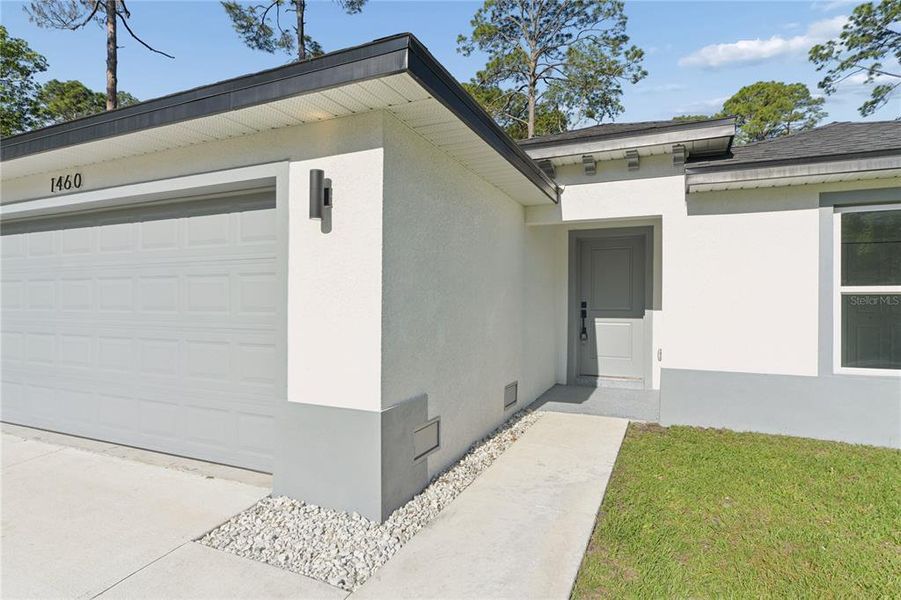 Exterior details and patio area of a home in , Deland (Image 3).