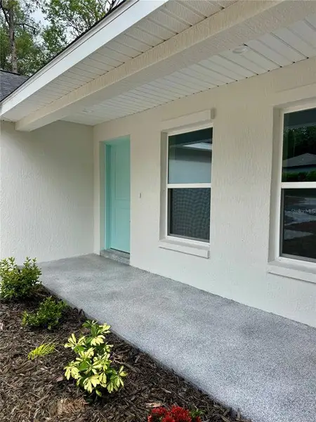 Exterior details and patio area of a home in , Dunnellon (Image 4).