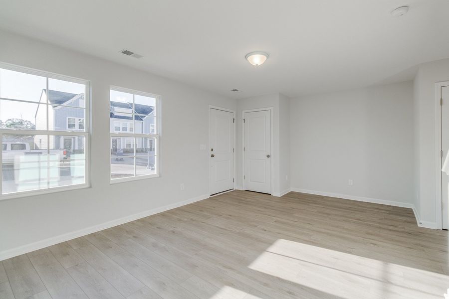 Spacious, unfurnished interior of a new home in Astoria, Columbia (Image 16).