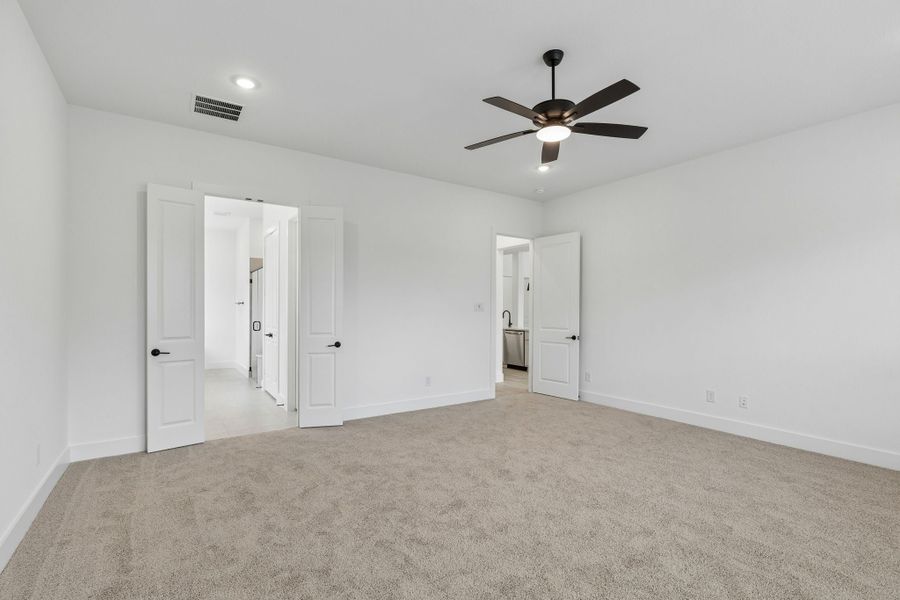 Spacious, unfurnished interior of a new home in Dove Hollow, Waxahachie (Image 29).