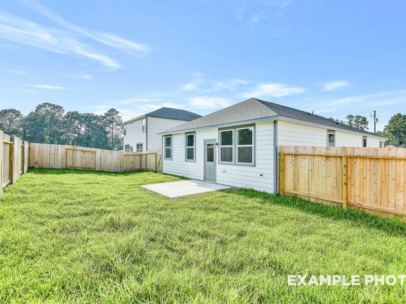 Exterior details and patio area of a home in Spring Branch Crossing, Conroe (Image 3).