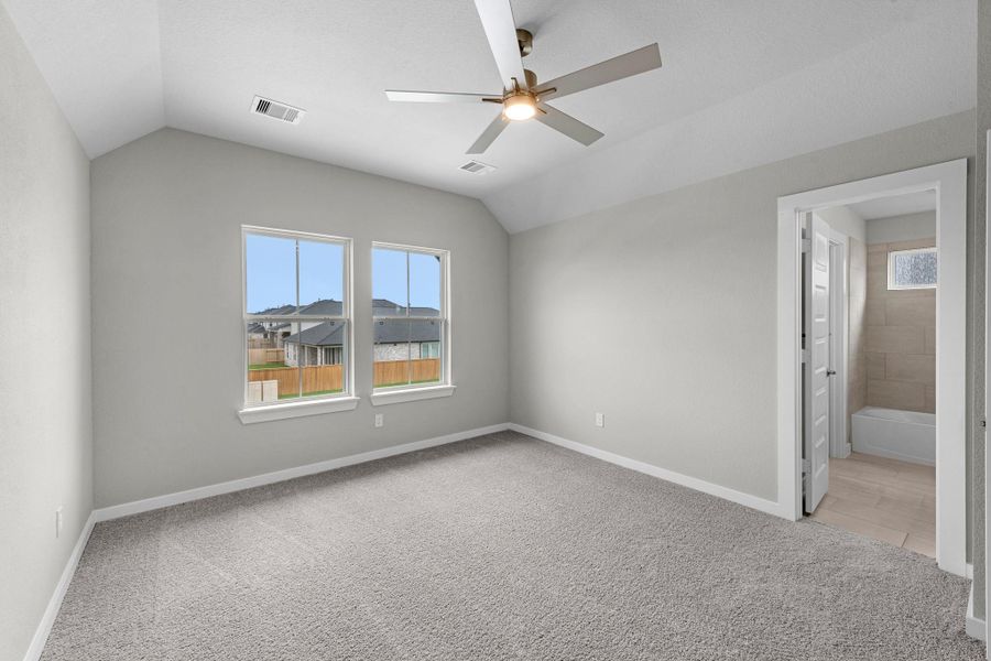 Spacious, unfurnished interior of a new home in Briarwood Crossing, Rosenberg (Image 26).