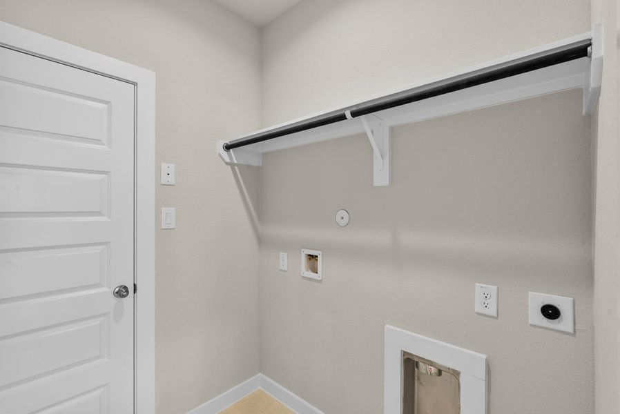 Spacious, unfurnished interior of a new home in Huntington Place, Rosharon (Image 20).