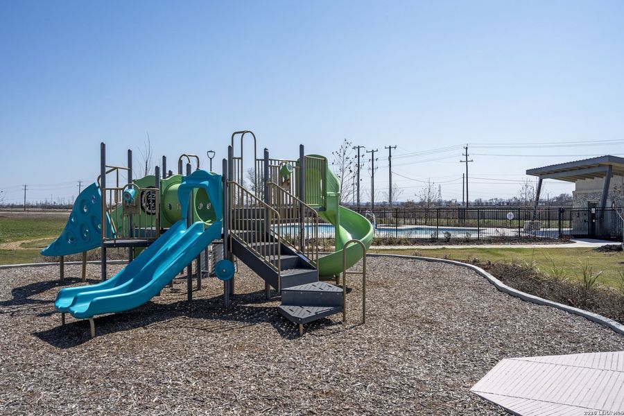 Community amenities in Medina Crossing, Von Ormy (Image 6).