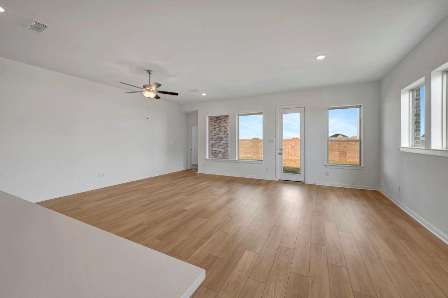 Spacious, unfurnished interior of a new home in Beacon Point at Lago Mar 50’ Homesites, Texas City (Image 28).