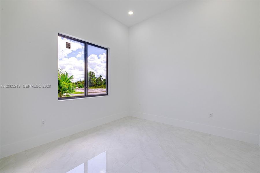 Spacious, unfurnished interior of a new home in , Lehigh Acres (Image 24).