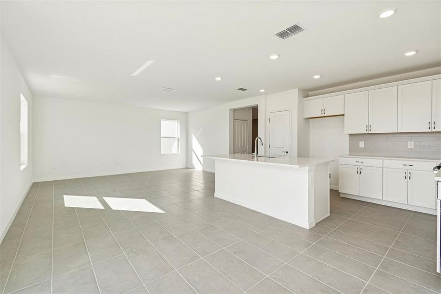 Spacious, unfurnished interior of a new home in Southpointe, Palmetto (Image 21).