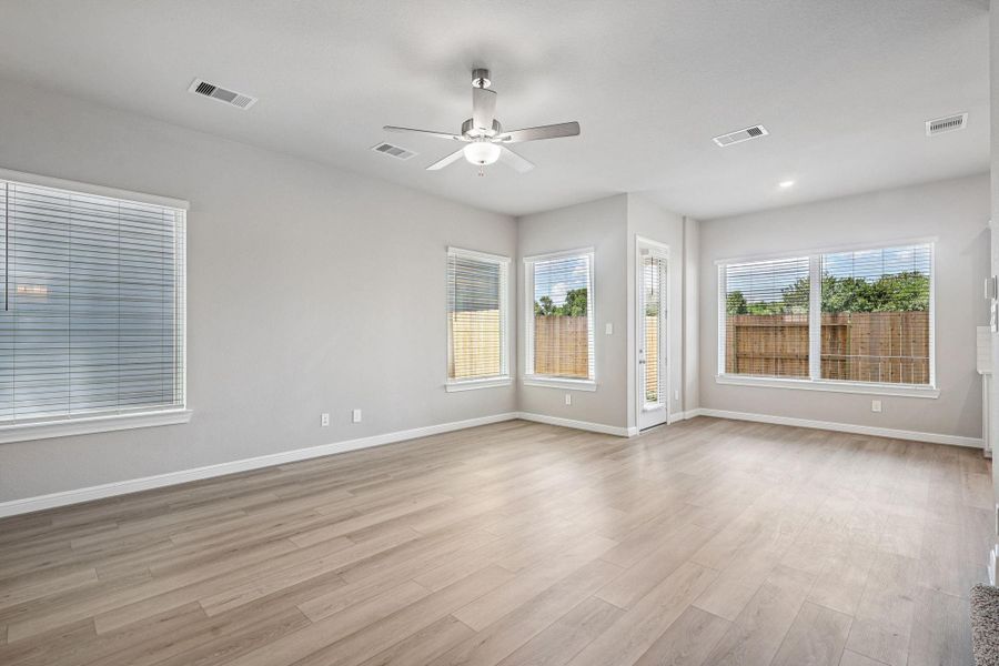 Spacious, unfurnished interior of a new home in Kemah Crossing - Luxe Series, Kemah (Image 37).