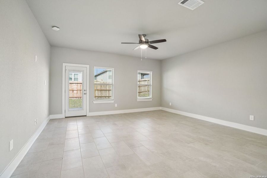 Spacious, unfurnished interior of a new home in Lark Canyon, New Braunfels (Image 39).