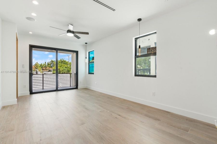 Spacious, unfurnished interior of a new home in , Fort Lauderdale (Image 11).
