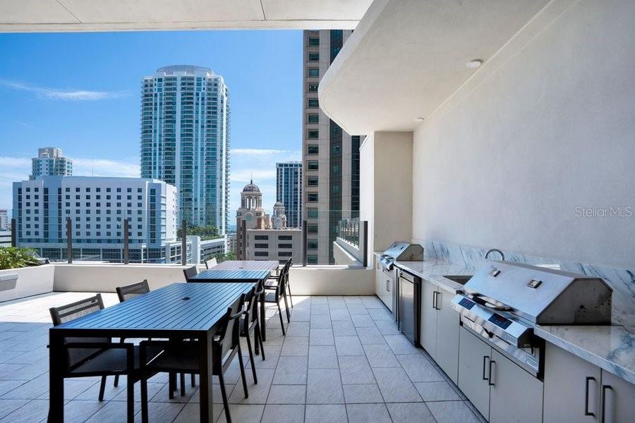 Condo located in St. Petersburg, FL showcasing its design and architecture (Image 39).