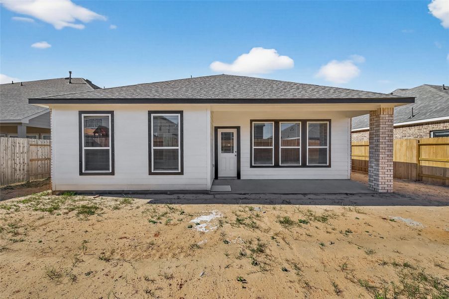 Exterior details and patio area of a home in Lago Mar, Texas City (Image 3).
