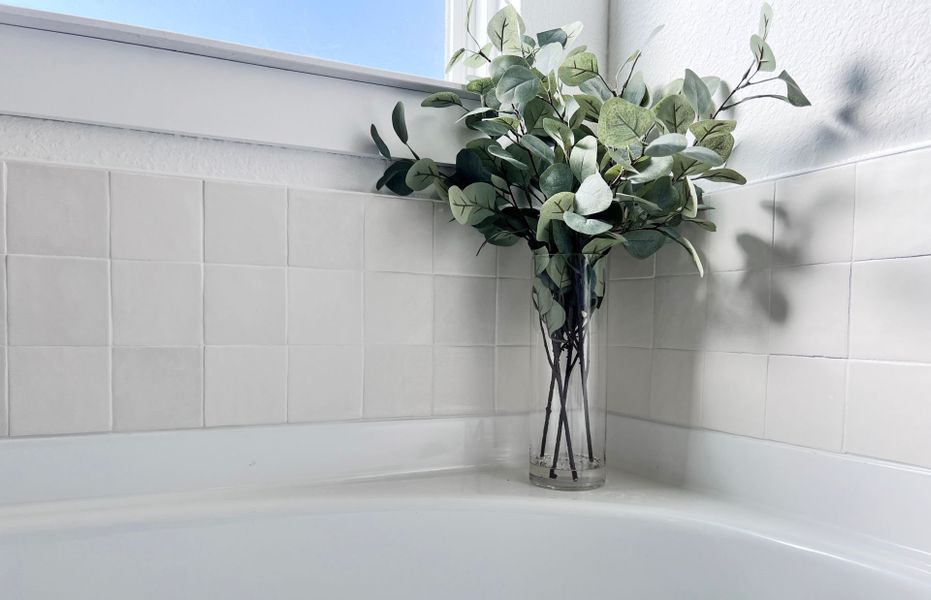 Representative interior finishes for a home built from the Sweetwater by Pulte Homes in Kings Way, Denton (Image 21).