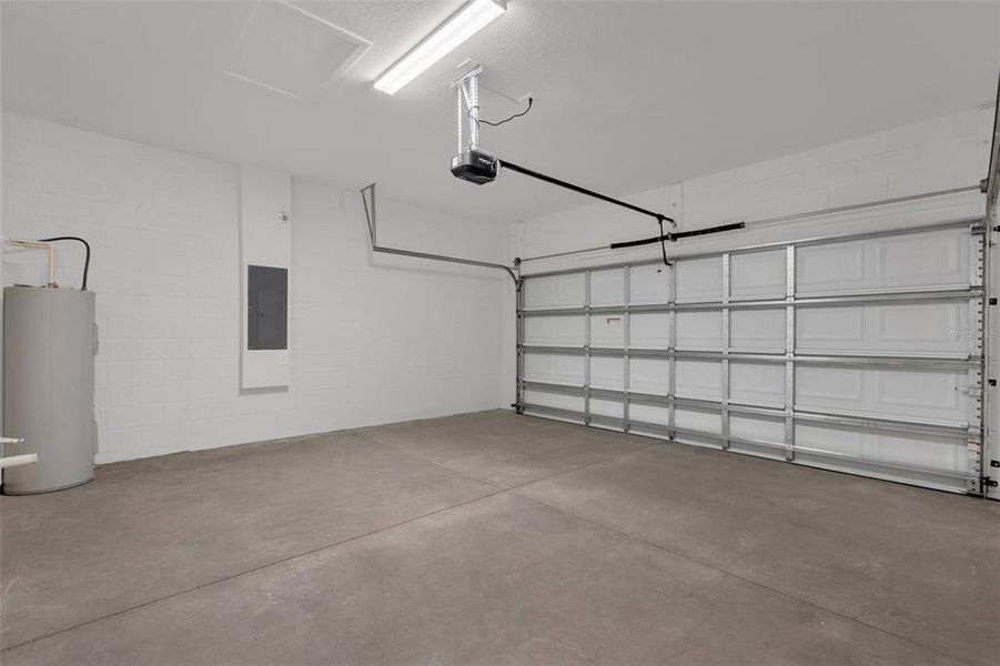 Spacious, unfurnished interior of a new home in , Ocala (Image 30).