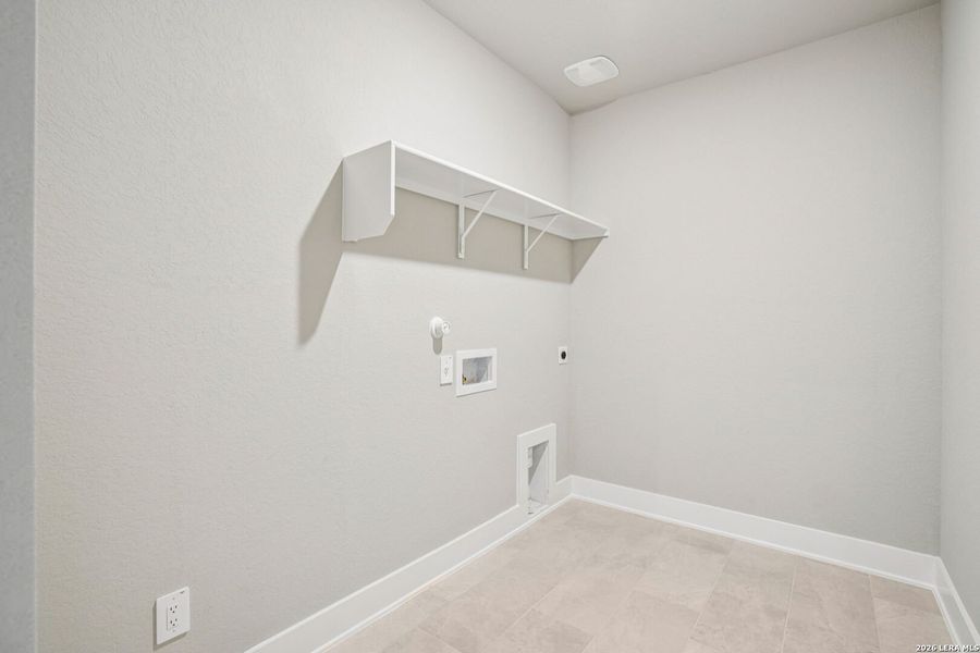 Spacious, unfurnished interior of a new home in Lark Canyon, New Braunfels (Image 32).
