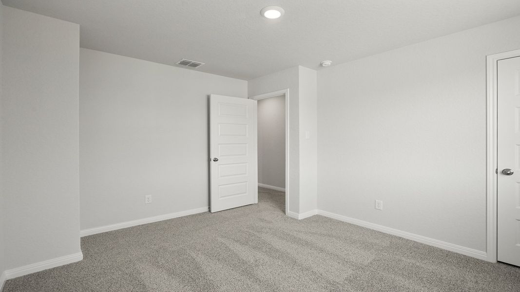 Spacious, unfurnished interior of a new home in Hunters Ranch, San Antonio (Image 19).