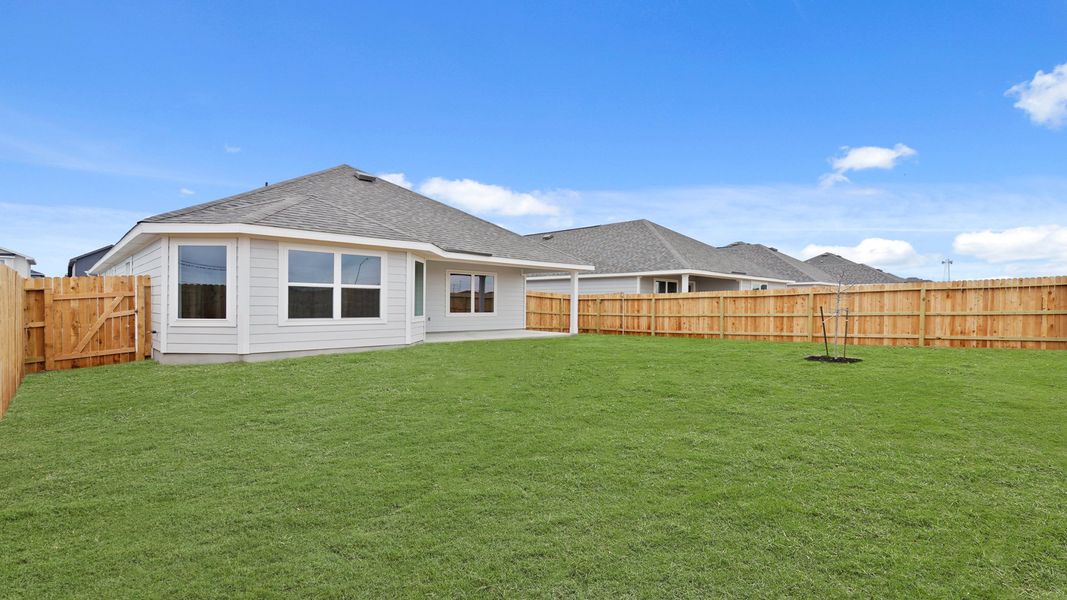 Exterior details and patio area of a home in Swenson Heights, Seguin (Image 3).