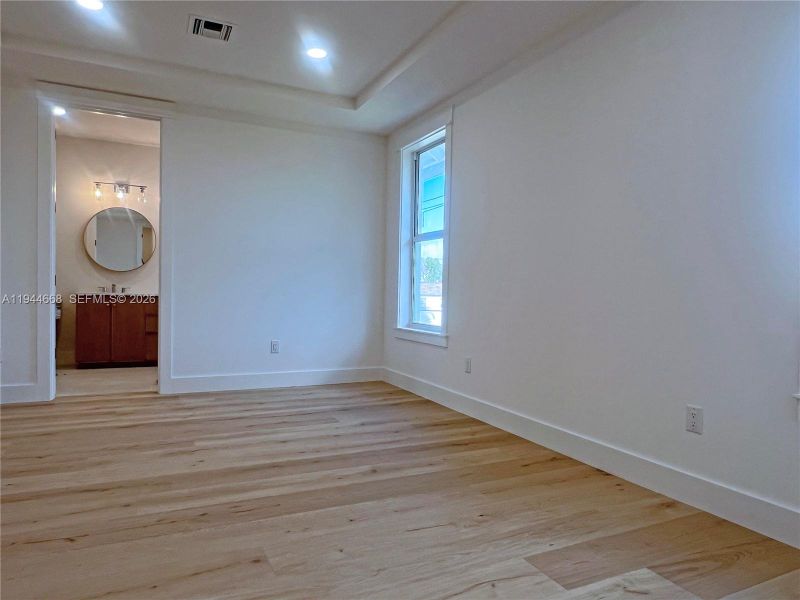 Main Bedroom, en suite with walk-in closet
