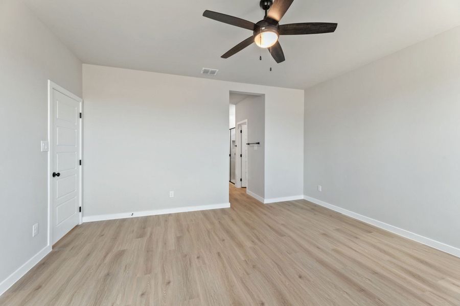 Spacious, unfurnished interior of a new home in Veranda Signature, San Antonio (Image 21).