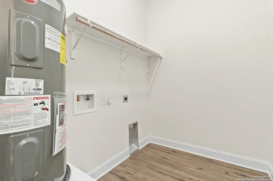 Furnished interior view inside a new home in , La Vernia (Image 11).