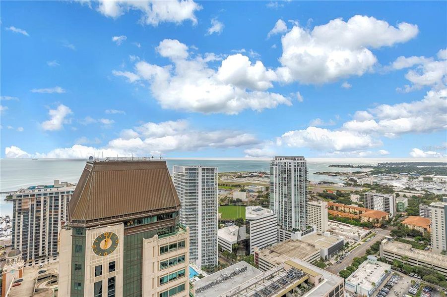 Condo located in St. Petersburg, FL showcasing its design and architecture (Image 44).