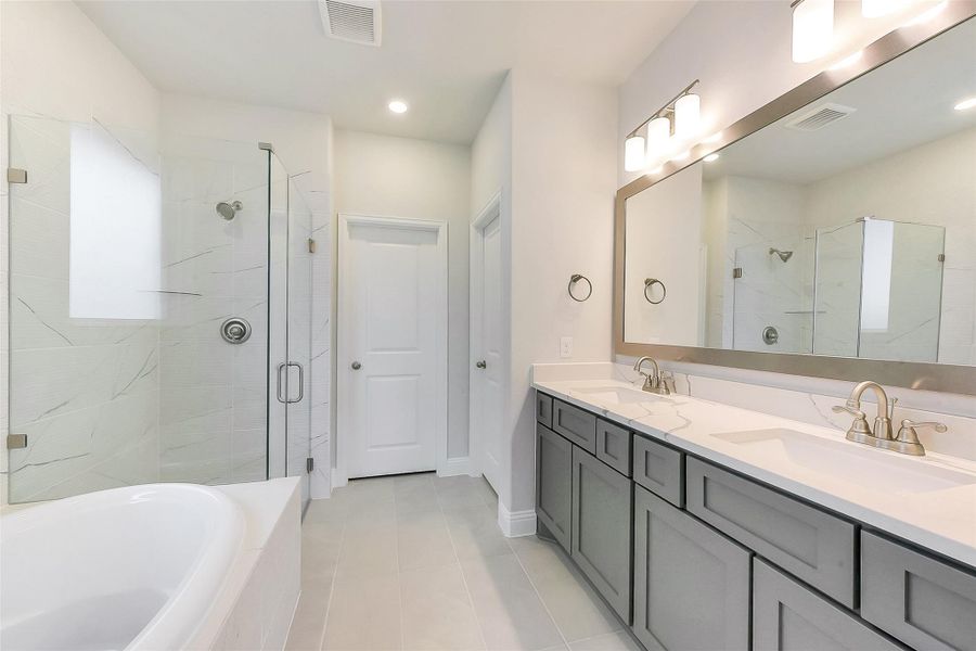 Furnished interior view inside a new home in Evergreen 40', Conroe (Image 14).