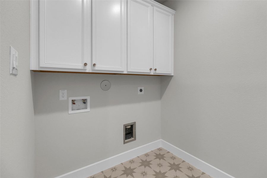 Spacious, unfurnished interior of a new home in Midline, Webster (Image 32).