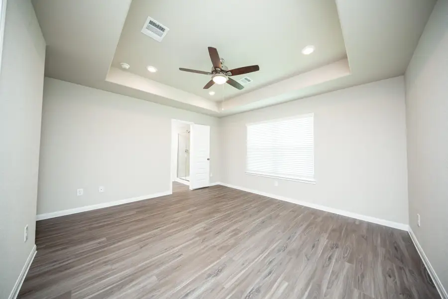 Spacious, unfurnished interior of a new home in Bammel Oaks, Houston (Image 8).