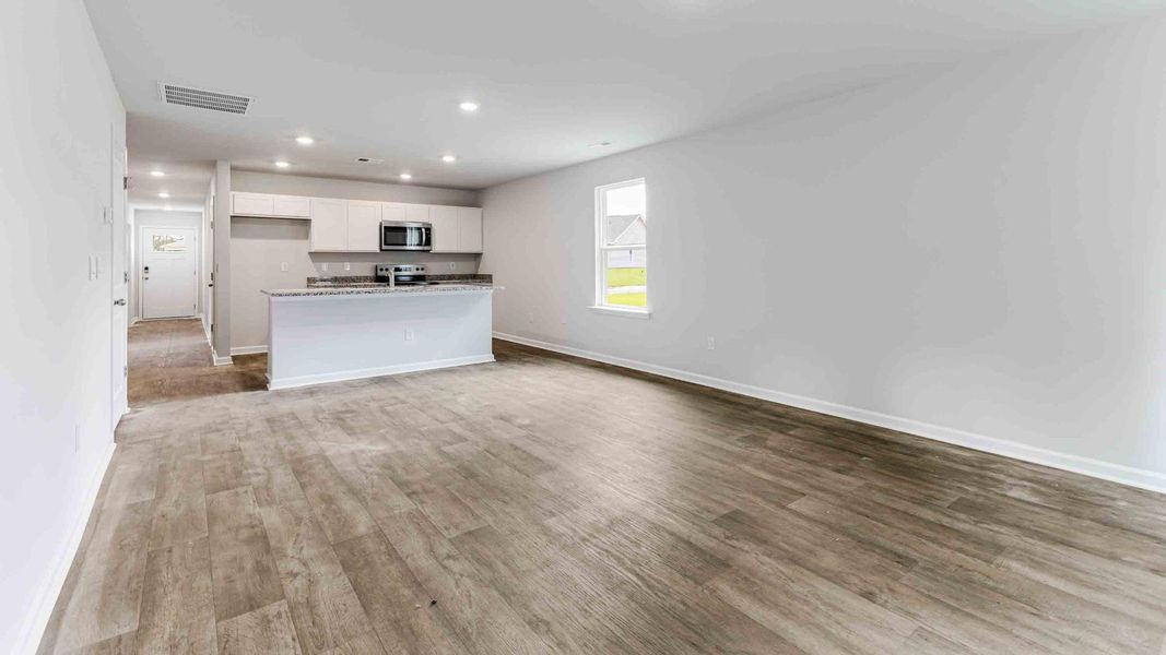 Spacious, unfurnished interior of a new home in Eagle Creek, Bolivia (Image 23).