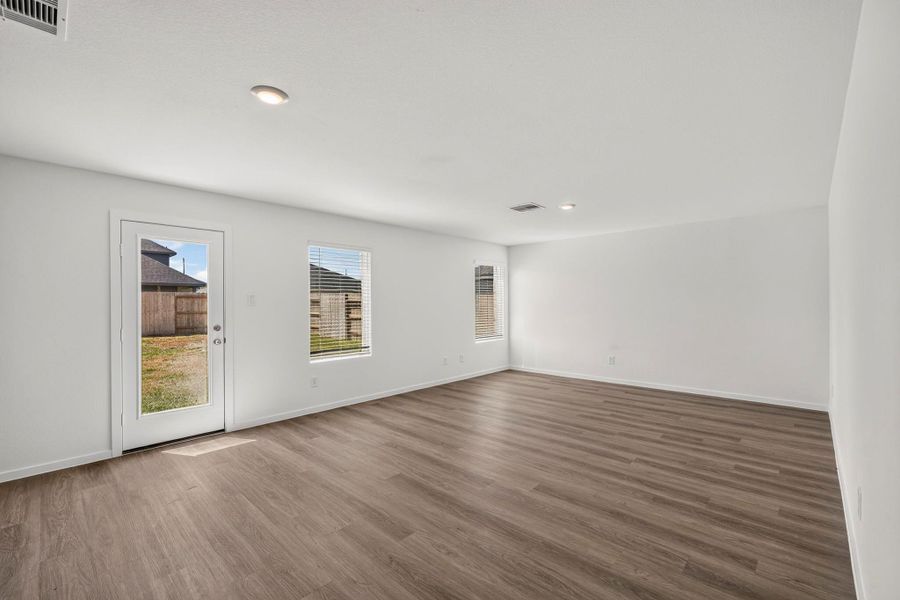 Spacious, unfurnished interior of a new home in Sunterra, Katy (Image 5).
