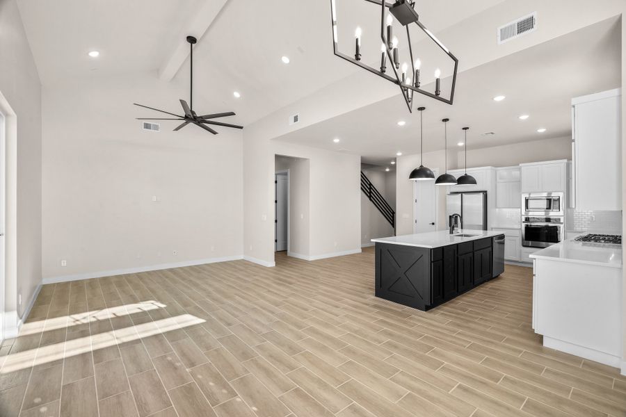 Spacious, unfurnished interior of a new home in Verdancia, El Paso (Image 29).