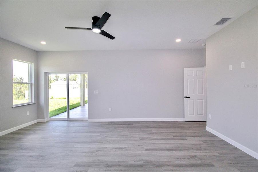 Spacious, unfurnished interior of a new home in , Sebring (Image 21).