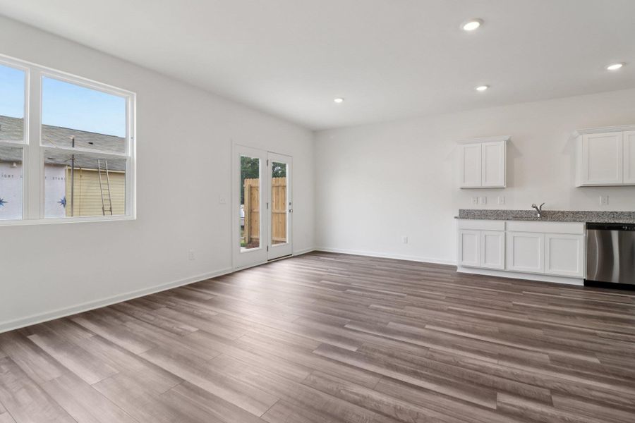 Spacious, unfurnished interior of a new home in , Summerville (Image 10).