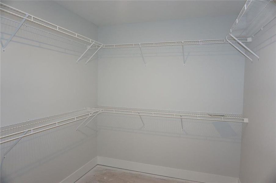 Spacious, unfurnished interior of a new home in Benson Estates, Dallas (Image 9).