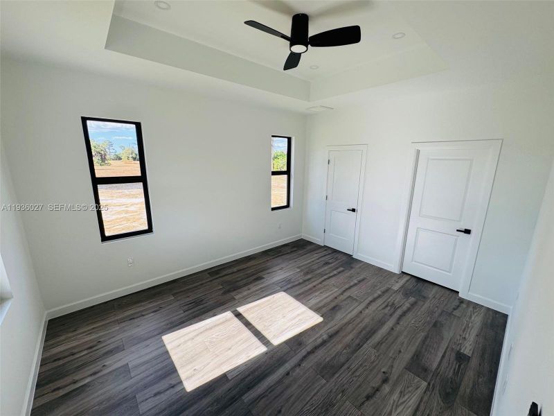 Spacious, unfurnished interior of a new home in , Cape Coral (Image 23).