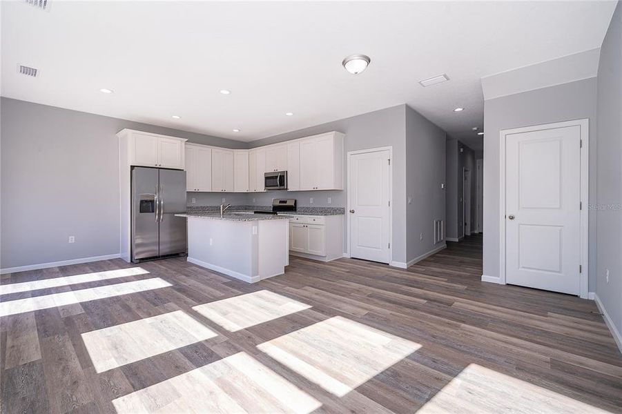 Spacious, unfurnished interior of a new home in , Osteen (Image 11).