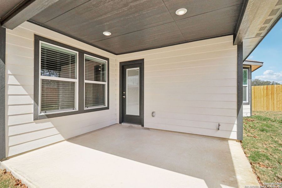 Exterior details and patio area of a home in Thomas Pond, San Antonio (Image 26).